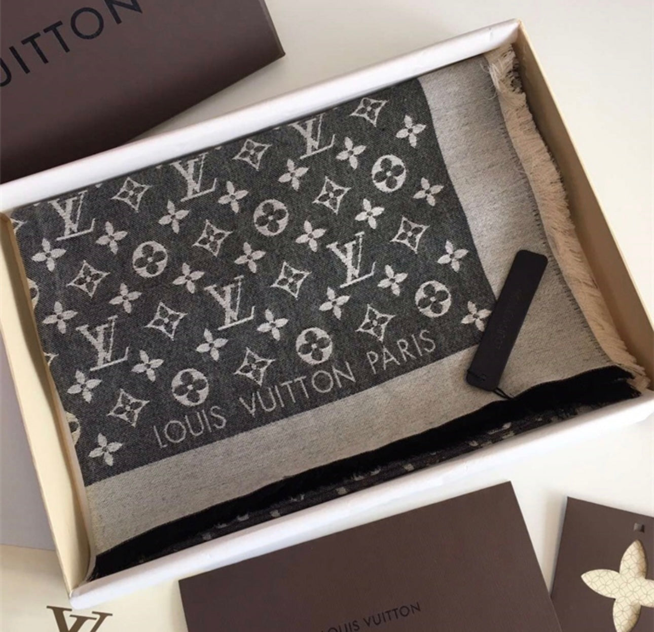 Écharpe inspiration LV
